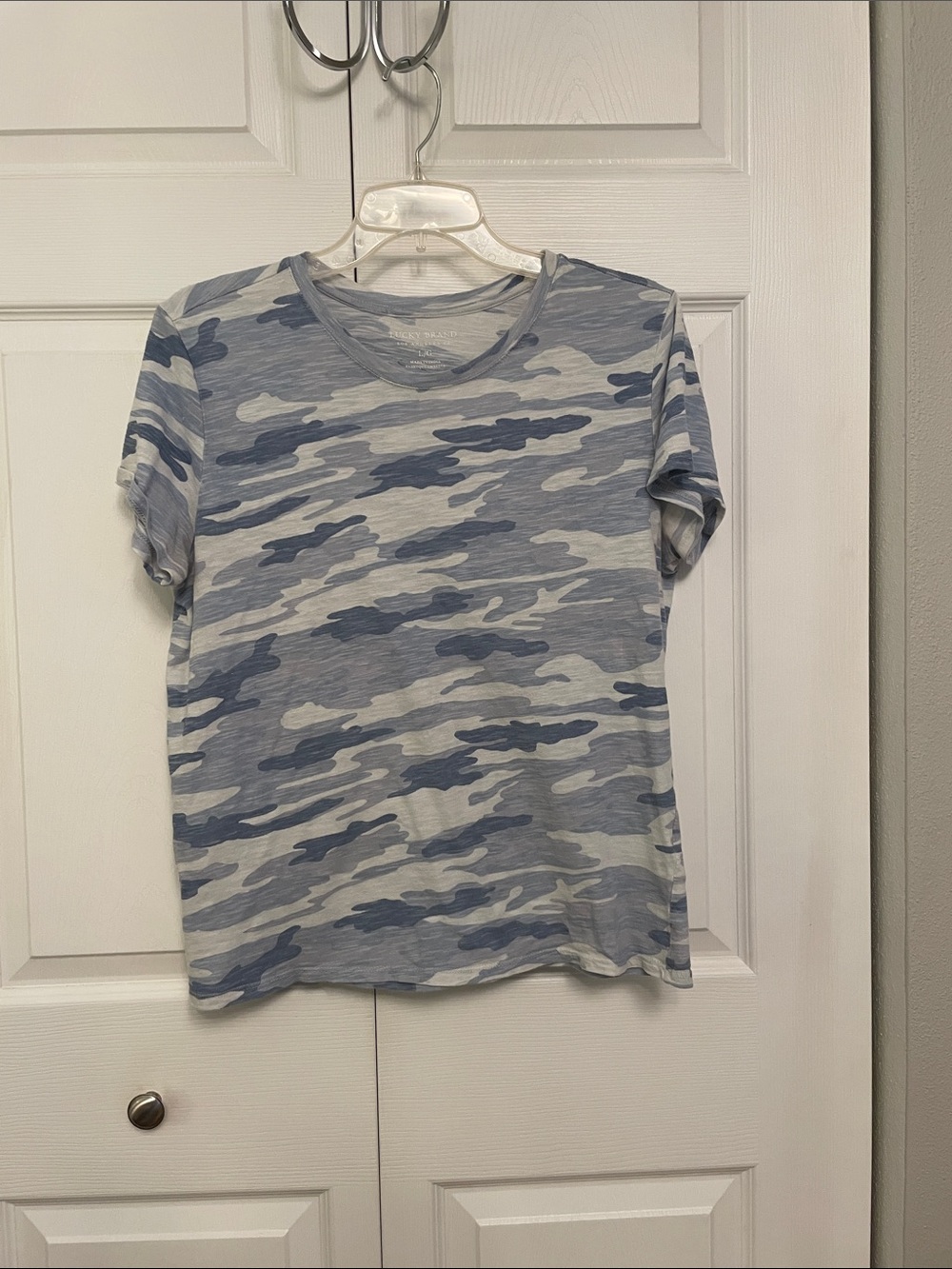 Lucky Brand Women’s Large White & Blue Tones Camouflage Short Sleeve Tee Shirt